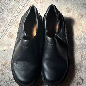 38 L7 Naot- Black comfort shoes with Embossed Floral Soles